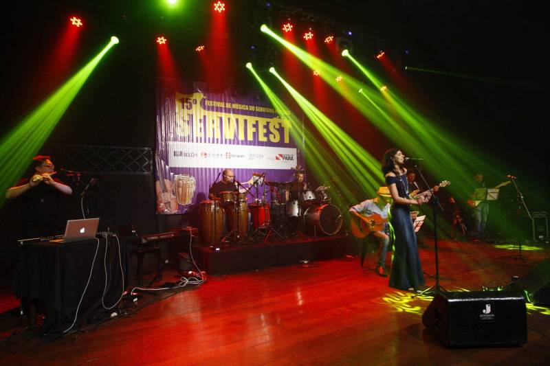Uma noite que resgatou a tradição dos festivais de música, revelou talentos dentro do funcionalismo público, e ainda fez história. Foi assim a final do Servifest – Festival de Música do Servidor Público, na noite desta sexta-feira (17), na Estação Gasômetro, Parque da Residência. Em sua 15ª edição, o festival teve pela primeira vez um campeão do interior do estado: o servidor Wander de Andrade, da Seduc/ Santarém. Com “Braços da Espera”, interpretada por sua mulher Adria Góes, ele levou pra casa 15 mil reais pela premiação e arrebatou o público com a poesia de um homem que espera pela sua amada em um cais no município de Óbidos, onde o servidor nasceu. “Essa música foi inspirada em uma história real. Foi uma grande surpresa ter vencido esse festival, e confesso que a ficha ainda não caiu. Agradeço ao Governo do Estado por dar voz ao funcionalismo público e proporcionar momentos como esse”, disse o campeão da noite.
FOTO: THIAGO GOMES / AG. PARÁ
DATA: 17.11.2017
BELÉM - PARÁ <div class='credito_fotos'>Foto: Thiago Gomes /Ag. Pará | <a href='/midias/2018/originais/c14de7ac-f20b-4de6-a0af-fbe73f7f607b.jpg' download><i class='fa-solid fa-download'></i> Download</a></div>