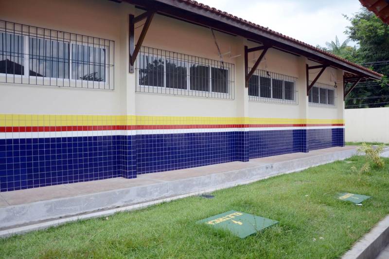 A Secretaria de Estado de Educação (Seduc) inaugura, nesta segunda-feira (26), as obras de reforma e ampliação da Escola de Ensino Médio Ruth Guimarães (foto), em Benevides. E na terça-feira (27) serão inauguradas as obras da Escola Álvares de Azevedo, em Belém. Ambas fazem parte de um pacote de 66 obras em execução, previstas pelo Programa de Melhoria da Qualidade e Expansão da Cobertura da Educação Básica do Estado do Pará. Com um investimento de 351 milhões de dólares (57,3% financiados pelo Banco Interamericano de Desenvolvimento - BID, e 42,7% da contrapartida do Estado), o programa materializa o Pacto pela Educação – ação política que compromete instituições públicas e privadas na melhoria dos indicadores educacionais do Estado.
FOTO: ASCOM / SEDUC
DATA: 23.03.2018
BENEVIDES - PARÁ <div class='credito_fotos'>Foto: ASCOM SEDUC | <a href='/midias/2018/originais/c153eccd-9e73-487e-b67c-8b0d15631364.jpg' download><i class='fa-solid fa-download'></i> Download</a></div>
