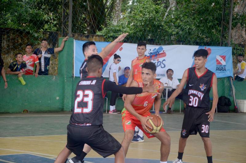 A etapa regional dos Jogos Estudantis Paraenses (Jeps), realizada de 16 a 19 de maio, no município de Igarapé-Açu, no nordeste do Estado, selecionou os times que vão disputar a etapa estadual, em junho, em Belém. Depois dos quatro dias de disputas, Castanhal foi apontada como a delegação que levará para a próxima etapa o maior número de times.
FOTO: RAI PONTES / ASCOM SEDUC
DATA: 20.05.2018
IGARAPÉ-AÇU - PARÁ <div class='credito_fotos'>Foto: Rai Pontes/Ascom Seduc | <a href='/midias/2018/originais/c1542998-3b5c-4a15-a5ea-96b7d533f2ca.jpg' download><i class='fa-solid fa-download'></i> Download</a></div>