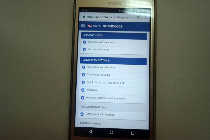 A partir desta quinta-feira (3), a Secretaria de Estado da Fazenda (Sefa) disponibiliza mais um serviço informatizado aos contribuintes paraenses. É o parcelamento dos impostos estaduais pela internet, feito no Portal de Serviços.
FOTO: ASCOM SEFA
DATA: 03.05.2018
BELÉM - PARÁ <div class='credito_fotos'>Foto: Ascom Sefa | <a href='/midias/2018/originais/c1563151-ee1c-4a8f-a142-76b7877b101f.jpg' download><i class='fa-solid fa-download'></i> Download</a></div>