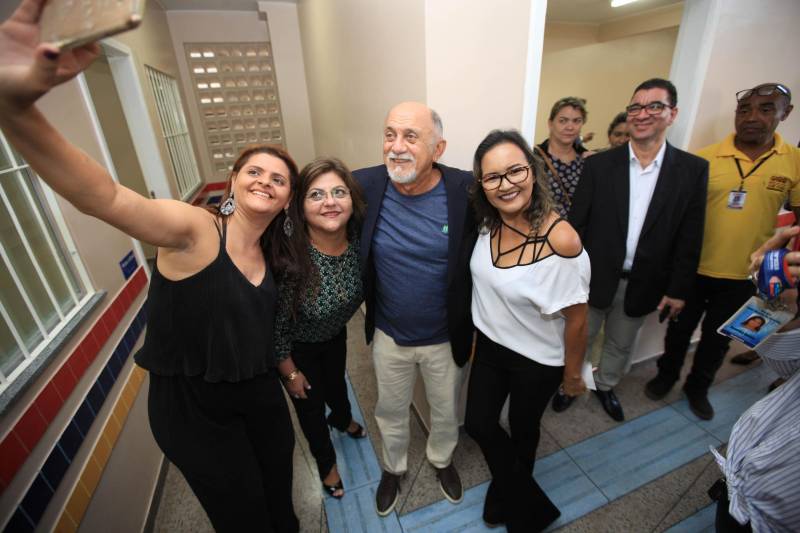 "Hoje vim para uma agenda de inauguração, mas vivi uma experiência de amor, que emana em cada ação dos alunos, professores, direção e de cada um que faz parte desta escola que se torna tão especial porque tem alma". A declaração foi feita pelo governador Simão Jatene (foto), nesta terça, 27, durante a inauguração da obra de reforma e ampliação da Escola Álvares de Azevedo, localizada no Bairro de Batista Campos, em Belém. O governador transformou a inauguração em uma grande confraternização. Passou a tarde na Escola e fez questão de cantar e dançar com os alunos, que expressaram muita gratidão pela obra. Atendendo atualmente 436 alunos, a “Álvares de Azevedo” é uma Unidade Especializada dedicada à educação de estudantes com deficiência visual, e que trabalha nos eixos da educação e da habilitação.
FOTO: MÁCIO FERREIRA / AG. PARÁ
DATA: 27.03.2018
BELÉM - PARÁ <div class='credito_fotos'>Foto: MÁCIO FERREIRA/ AG. PARÁ | <a href='/midias/2018/originais/c158b9ce-788d-4571-8b60-9ab1a74af77c.jpg' download><i class='fa-solid fa-download'></i> Download</a></div>