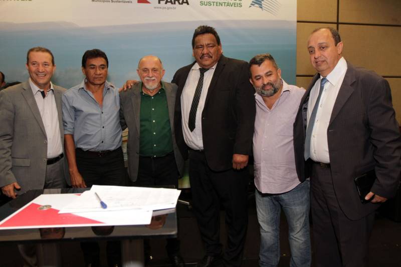 O primeiro dia do Fórum Permanente de Prefeitas e Prefeitos dos Municípios Sustentáveis contou com a participação de 85 prefeitos , 17 vices e 21 secretários municipais dos 141 municípios manifestaram interesse em adotar as diretrizes do programa. Para o governador Simão Jatene, esta grande participação simboliza a união de agentes públicos que colocaram os interesses coletivos acima dos interesses individuais para construir um estado melhor para todos. Com o tema “Gestão Compartilhada”, o evento traz as experiências e os desdobramentos das agendas governamentais que foram planejadas em parceria com as gestões municipais. Através da Secretaria Extraordinária de Municípios Sustentáveis (Semsu) Governo do Pará, por meio da Semsu, investe na capacitação dos municípios para a promoção de uma gestão fiscal eficiente. Para Izabela Jatene, este primeiro dia serviu para sinalizar o quanto os gestores estão preocupados com o equilíbrio da questão fiscal dos municípios e em desenvolver uma governança compartilhada para desenvolver seus municípios.
FOTO: CRISTINO MARTINS / AG. PARÁ
DATA: 07.02.2018
BELÉM - PARÁ <div class='credito_fotos'>Foto: Cristino Martins/Ag. Pará | <a href='/midias/2018/originais/c16158f7-4f09-49d4-bcb3-a5dcab6653ff.jpg' download><i class='fa-solid fa-download'></i> Download</a></div>