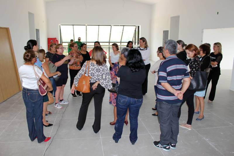 Na tarde desta quarta-feira (28), representantes de secretarias que integram o comitê gestor do Plano Estadual de Ações Integradas à Pessoa com Deficiência (Existir) visitaram as obras do Centro Integrado de Inclusão e Reabilitação (CIIR), em Belém. A visita técnica foi solicitada por Daniele Khayat, diretora-geral do Núcleo de Articulação e Cidadania (NAC), do Governo do Pará, com o objetivo de informar aos participantes do Plano sobre o andamento da obra e mostrar as ações planejadas para o local. “É muito importante que todos que trabalham diretamente com a pessoa com deficiência saibam o que está sendo feito. Afinal, são eles que vão atuar aqui. Pudemos ver de perto os espaços onde funcionará a triagem, reabilitação, radiologia, prótese e órtese, entre outros. Todos ficaram muito satisfeitos com o que viram, e ansiosos para o funcionamento”, disse Daniele Khayat. O CIIR está em fase final de construção, devendo ser inaugurado até o final do primeiro semestre de 2018.
FOTO: RUAN MORAES / ASCOM NAC
DATA: 28.02.2018
BELÉM - PARÁ <div class='credito_fotos'>Foto: RUAN MORAES / ASCOM NAC | <a href='/midias/2018/originais/c1642bed-6256-4857-bb55-ba83dbdd9048.jpg' download><i class='fa-solid fa-download'></i> Download</a></div>