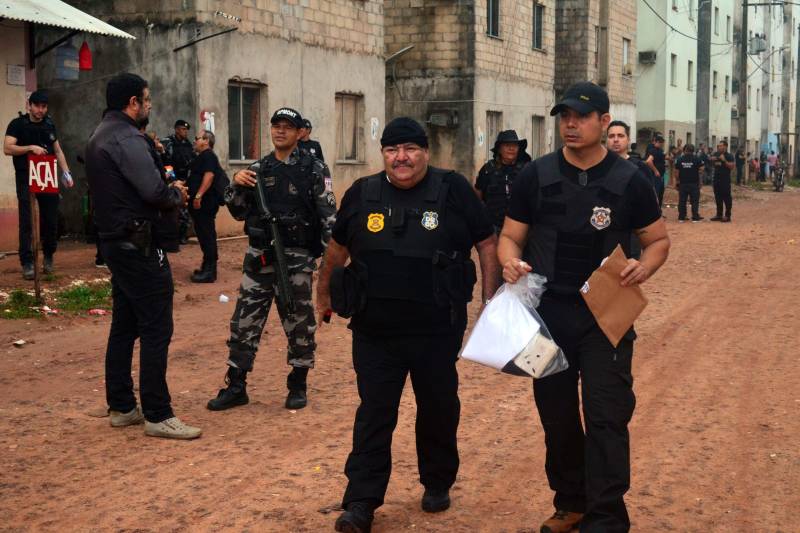 A Secretaria de Estado de Segurança Pública e Defesa Social (Segup) deflagrou nas primeiras horas da manhã desta quinta-feira (29), a operação Templários, que resultou na prisão de 10 pessoas e apreensão de mais de 300 petecas de cocaína, cerca de 500 gramas de pasta base de cocaína, aproximadamente 50 gramas de maconha (do tipo limãozinho) e um revólver calibre 38. O trabalho contou com o apoio das Polícias Civil e Militar.

FOTO: ELIELSON MODESTO/ASCOM SEGUP
DATA: 29.11.2018
ANANINDEUA-PARÁ <div class='credito_fotos'>Foto: Elielson Modesto / Ascom Segup   |   <a href='/midias/2018/originais/c1696e92-ca6e-45a5-ab40-68f0e12f5a6e.jpg' download><i class='fa-solid fa-download'></i> Download</a></div>