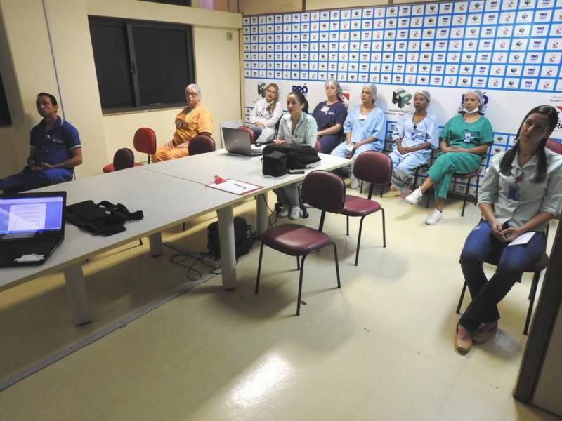 A cozinheira Darci Flausino, 48 anos, passa a maior parte do dia em pé e carregando as panelas de um lado para o outro na cozinha do Hospital Regional Público da Transamazônica (HRPT), em Altamira, no sudoeste do Pará. Os movimentos repetitivos que ela precisa fazer, diariamente, podem causar algum tipo de dor ou lesão, mas a colaboradora já sabe como evitar qualquer incômodo: preparar bem o seu corpo. Ela foi uma das participantes da palestra “Prevenção e Causa de Doenças Ortopédicas” (foto), ministrada pelo fisioterapeuta André Carvalho, na semana passada, nas dependências da unidade. Entre os tópicos abordados está a importância dos exercícios físicos para evitar qualquer tipo de desconforto ou lesão corporal.
FOTO: ASCOM / HRPT
DATA: 27.06.2018
ALTAMIRA - PARÁ <div class='credito_fotos'>Foto: ASCOM HRPT | <a href='/midias/2018/originais/c16be0be-6426-432f-8d3e-394e07dccb3b.jpg' download><i class='fa-solid fa-download'></i> Download</a></div>