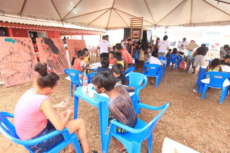 O que na aldeia é uma ferramenta de caça, na Semana dos Povos Indígenas vira uma das modalidades esportivas mais aguardadas. A competição de arco e flecha levou ao Estádio Municipal Turcão, no centro de São Félix do Xingu, município do sudeste do Pará, um dos símbolos da cultura dessas comunidades. Entre índios jovens, que saem na floresta à procura de comida, aos velhos caciques, que chefiam as aldeias, 15 participaram da competição, exibindo precisão e habilidade. Para eles, mais importante do que competir é poder estar a lado dos irmãos, que vêm de diversas partes do País para o evento. Um deles é Paulinho Juruna, 33 anos, que saiu do Estado do Mato Grosso e viajou por quase dois dias para participar da semana em São Félix. “Nosso povo veio com muita alegria ao Pará. A gente nunca tinha estado aqui. Temos gratidão com a Prefeitura de São Félix pelo convite. Agora, posso mostrar minha habilidade com o arco e flecha aos parentes Kayapó da região. E, quem sabe, aprender com eles”, disse Paulinho Juruna, acrescentando que “usamos a flecha basicamente para caçar. Mais para a pesca. É como se fosse o anzol de vocês”. Na foto, oficinas de arte promovidas pela FCP.
FOTO: RODOLFO OLIVEIRA / AG. PARÁ
DATA: 17.04.2018
SÃO FÉLIX DO XINGU - PARÁ <div class='credito_fotos'>Foto: Rodolfo Oliveira/Ag. Pará | <a href='/midias/2018/originais/c16f6d28-b0e1-4ee8-90c3-c45909a5dbec.jpg' download><i class='fa-solid fa-download'></i> Download</a></div>