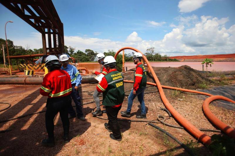 Iniciou neste sábado, 24, o prazo que o Governo do Estado deu para que a empresa de alumínio Hydro Alunorte adote procedimentos e mecanismos seguros ambientalmente, a fim de que as bacias de resíduos da empresa baixem os níveis em pelo menos um metro – o que é definido tecnicamente como padrão de segurança com comprovação permanente da redução e manutenção dos níveis. Uma equipe de fiscalização da Secretaria de Estado de Meio Ambiente e Sustentabilidade (Semas) está no município para fazer o monitoramento dos níveis das bacias do sistema de tratamento dos rejeitos da Bauxita. "Vamos montar equipes para, de duas em duas horas, avaliar o nível das bacias. Em caso de chuva o monitoramento será feito de uma em uma hora", explicou Rejiane Santos, geóloga da Diretoria de Licenciamento Ambiental da Semas.
FOTO: IGOR BRANDÃO / AG PARÁ
DATA: 24.02.2018
BELÉM - PARÁ <div class='credito_fotos'>Foto: IGOR BRANDÃO / AG. PARÁ | <a href='/midias/2018/originais/c1701691-346c-48d0-9c37-0fed2f660cc6.jpg' download><i class='fa-solid fa-download'></i> Download</a></div>