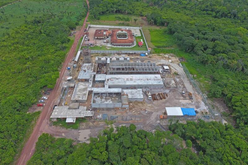 A obra de construção do novo Centro de Recuperação de Abaetetuba (foto) já está com cerca de 40% dos serviços concluídos. O espaço físico construído compreende 2.678,96 metros quadrados e o investimento é de R$ 10.625.194,43, dos quais R$ 7.182.694,43 oriundos do orçamento estadual e R$ 3.442.500 federais, por meio do Departamento Nacional Penitenciário (Depen). O novo prédio terá capacidade para custodiar 306 pessoas do sexo masculino. Iniciada em maio de 2017, a obra tem previsão de entrega para novembro deste ano. "Estão sendo construídas 40 celas coletivas e oito individuais, divididas em dois blocos, com solário e espaço de vivência cada um, onde devem ocorrer as visitas familiares. O prédio contará ainda com salas de educação e saúde, laboratório de informática, biblioteca, celas para visita íntima, parlatório, alojamento para a guarda e sala de distribuição de alimentos", explica Brenda Evanovitch, da Laca Engenharia, empresa contratada para execução da obra.
FOTO: AKIRA ONUMA / ASCOM SUSIPE
DATA: 27.03.2018
ABAETETUBA - PARÁ
<div class='credito_fotos'>Foto: Akira Onuma / Ascom Susipe | <a href='/midias/2018/originais/c176c44c-3c10-4cd0-9003-1803517c35bc.jpg' download><i class='fa-solid fa-download'></i> Download</a></div>
