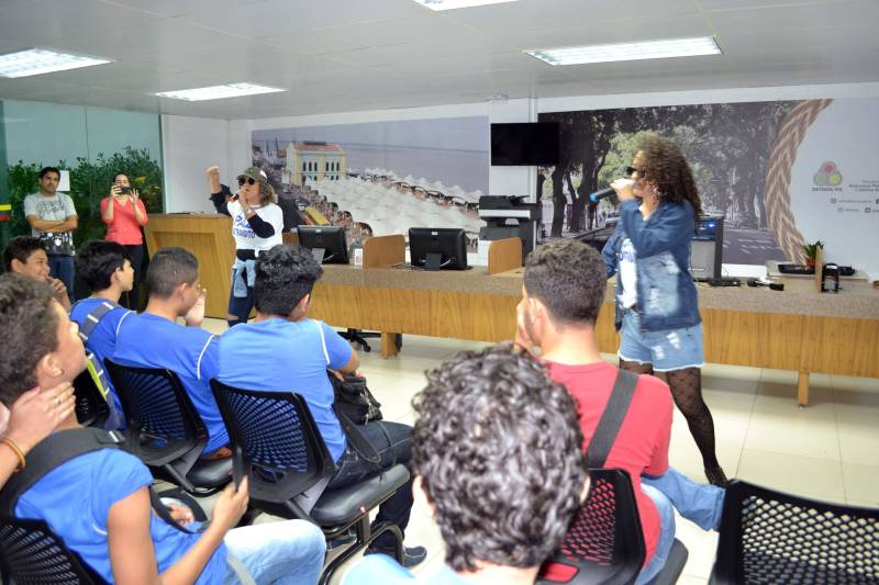 O Programa Detran nas Escolas proporcionou na manhã desta quarta-feira (14) a 28 alunos da Escola Estadual de Ensino Fundamental General Gurjão uma visita à Escola Pública de Trânsito (EPT), mantida pelo Departamento de Trânsito do Estado. Acompanhados por duas professoras, eles conheceram a Coordenadoria de Educação do órgão e aprenderam com servidores algumas atitudes que podem ajudar a salvar vidas.
FOTO: ASCOM DETRAN-PA
DATA: 15.11.2018
BELÉM - PARÁ <div class='credito_fotos'>Foto: ASCOM DETRAN | <a href='/midias/2018/originais/c19ca461-eb1d-4c5b-8d85-4b5dab5dd136.jpg' download><i class='fa-solid fa-download'></i> Download</a></div>