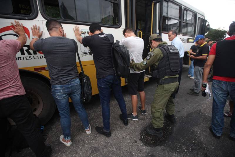 A Polícia Militar e agentes de Departamento de Trânsito do Pará (Detran) realizaram a Operação “Ônibus Seguro” no final a tarde desta terça-feira (08), na avenida Pedro Álvares Cabral. 

FOTO: CARLOS SODRÉ / AG. PARÁ
DATA: 08.05.2018
BELÉM - PARÁ <div class='credito_fotos'>Foto: CARLOS SODRÉ / AG. PARÁ    |   <a href='/midias/2018/originais/c19fed13-e6b3-40bc-aac7-62b4758f0b5f.jpg' download><i class='fa-solid fa-download'></i> Download</a></div>