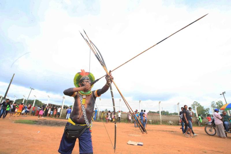 O que na aldeia é uma ferramenta de caça, na Semana dos Povos Indígenas vira uma das modalidades esportivas mais aguardadas. A competição de arco e flecha levou ao Estádio Municipal Turcão, no centro de São Félix do Xingu, município do sudeste do Pará, um dos símbolos da cultura dessas comunidades. Entre índios jovens, que saem na floresta à procura de comida, aos velhos caciques, que chefiam as aldeias, 15 participaram da competição, exibindo precisão e habilidade. Para eles, mais importante do que competir é poder estar a lado dos irmãos, que vêm de diversas partes do País para o evento. Um deles é Paulinho Juruna, 33 anos, que saiu do Estado do Mato Grosso e viajou por quase dois dias para participar da semana em São Félix. “Nosso povo veio com muita alegria ao Pará. A gente nunca tinha estado aqui. Temos gratidão com a Prefeitura de São Félix pelo convite. Agora, posso mostrar minha habilidade com o arco e flecha aos parentes Kayapó da região. E, quem sabe, aprender com eles”, disse Paulinho Juruna, acrescentando que “usamos a flecha basicamente para caçar. Mais para a pesca. É como se fosse o anzol de vocês”. Na foto, o cacique Rotkaré Kayapó.
FOTO: RODOLFO OLIVEIRA / AG. PARÁ
DATA: 17.04.2018
SÃO FÉLIX DO XINGU - PARÁ <div class='credito_fotos'>Foto: Rodolfo Oliveira/Ag. Pará | <a href='/midias/2018/originais/c19fed7f-35eb-4c36-8c58-137687617771.jpg' download><i class='fa-solid fa-download'></i> Download</a></div>