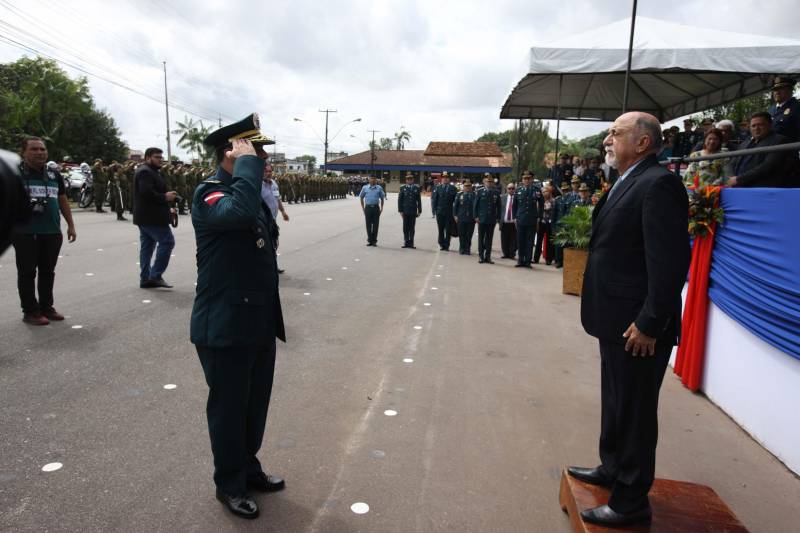 A cerimônia pelo Dia de Tiradentes, patrono das polícias militares do Brasil, este ano, no Pará, teve um toque especial. Na manhã desta quinta-feira, 20, no Comando Geral da Polícia Militar do Estado, foram oficializadas as promoções de 539 policiais e entregues 170 novos veículos para a corporação. O governador Simão Jatene participou da cerimônia. A frota vai ajudar no combate à criminalidade na região metropolitana de Belém e interior do estado. Dos 170 veículos entregues para reforçar o policiamento, 60 são motocicletas, 60 viaturas modelo Palio Weekend com cela e 50 Pick-ups, com cela, todos em regime de locação, que serão somados à frota. Serão investidos mensalmente 4 milhões de reais. As 539 promoções beneficiam policiais militares da capital e do interior do estado, sendo 462 praças e 77 oficiais. “Eu me sinto lisonjeada e quero chegar à capitã”, disse Rejane Santa Brígida Miranda, promovida de soldado a cabo. “Fico feliz também por termos um plano seguro, de carreira e me sinto prestigiada na carreira que escolhi”, completou Rejane.
FOTO: ANTÔNIO SILVA / AG APRÁ
DATA:20.04.2018
BELÉM - PARÁ <div class='credito_fotos'>Foto: ANTONIO SILVA / AG. PARÁ | <a href='/midias/2018/originais/c1a01eca-74dd-41ae-a6c9-f8b18a599526.jpg' download><i class='fa-solid fa-download'></i> Download</a></div>