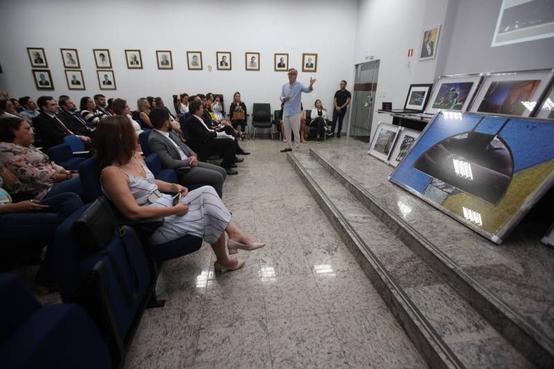 Fotografias que datam desde 1985, mostrando as várias sedes da Procuradoria-Geral do Estado (PGE) ao longo da história, além de locais típicos de Belém e diversas cenas do dia a dia da cidade. Um trabalho que resulta do olhar artístico de Luiz Braga, adquirido pela PGE em 1997 e já totalmente restaurado. Na última quarta-feira (12), as obras foram entregues, na sede da instituição, pelo próprio Luiz Braga, momento que também marcou a instalação oficial da Curadoria de Arte.

FOTO: SIDNEY OLIVEIRA / AG. PARÁ
DATA: 14.12.2018
BELÉM - PARÁ <div class='credito_fotos'>Foto: Sidney Oliveira/Ag. Pará   |   <a href='/midias/2018/originais/c1a09df0-daad-4740-a1c2-a405178f87f5.jpg' download><i class='fa-solid fa-download'></i> Download</a></div>