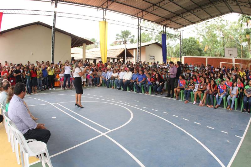 Um painel, no pátio da Escola Estadual de Ensino Médio Ruth Guimarães Ferreira, no distrito de Murinim, em Benevides, mostra 16 alunos da unidade aprovados nos últimos vestibulares. Desses, 12 irão estudar na Universidade Federal do Pará (UFPA). São os primeiros resultados de um processo que começou há nove meses, quando a escola entrou em reforma e ampliação. A nova “Ruth Guimarães Ferreira” foi entregue oficialmente nesta segunda-feira, 26, pelo governador Simão Jatene. Reformada e ampliada, a escola tem agora seis salas de aula; quatro laboratórios (multiuso, multidisciplinar, informática e de leitura); cozinha; refeitório e dispensa; quadra poliesportiva, vestiários feminino e masculino; área de convivência; sala para Atendimento Educacional Especializado (AEE) e acessos para pessoas com deficiência. Espaços de sobra para seus 892 alunos, distribuídos em três turnos do Ensino Médio. A obra custou R$ 2,446 milhões.
FOTO: CRISTINO MARTINS / AG. PARÁ
DATA: 26.03.2018
BENEVIDES - PARÁ <div class='credito_fotos'>Foto: Cristino Martins/Ag. Pará | <a href='/midias/2018/originais/c1a3ff86-490a-42a1-a29a-d3028483b367.jpg' download><i class='fa-solid fa-download'></i> Download</a></div>