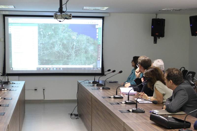 Para estreitar as relações entre o Brasil e a Bélgica, o embaixador belga Dirck Loncke está no Pará e, na manhã desta quarta-feira (25), conheceu o Centro de Monitoramento Ambiental (Cimam) da Secretaria de Estado de Meio Ambiente e Sustentabilidade (Semas) do Estado do Pará. O embaixador veio acompanhado pelos adidos de Economia e Comércio das regiões de Flandres, Yves Lapère, Stefano Di Lusignano e André Villers. Além deles, o ministro conselheiro Hendrik Roggen, a conselheira da região de Valã, Maria Laura Maron-Pot e a coordenadora de Relações Internacionais do Governo do Pará, Larissa Chermont. Durante a visita, na sala de reuniões do Cimam, técnicos apresentaram (foto) o funcionamento do sistema de alerta do desmatamento. O diretor de Tecnologia da Informação, Cássio Rodrigues esclareceu detalhadamente a Agenda Verde do site da secretaria. Já a diretora de gestão florestal, Gabriela Rodrigues expôs e explicou o funcionamento das guias florestais e o gerente de monitoramento ambiental, Rodolfo Gadelha elucidou a Lista do Desmatamento Ilegal (LDI) do Estado do Pará.
FOTO: ASCOM / SEMAS
DATA: 25.04.2018
BELÉM - PARÁ <div class='credito_fotos'>Foto: ASCOM SEMAS | <a href='/midias/2018/originais/c1a76e5c-de3f-4087-8f1f-c33b1495d876.jpg' download><i class='fa-solid fa-download'></i> Download</a></div>