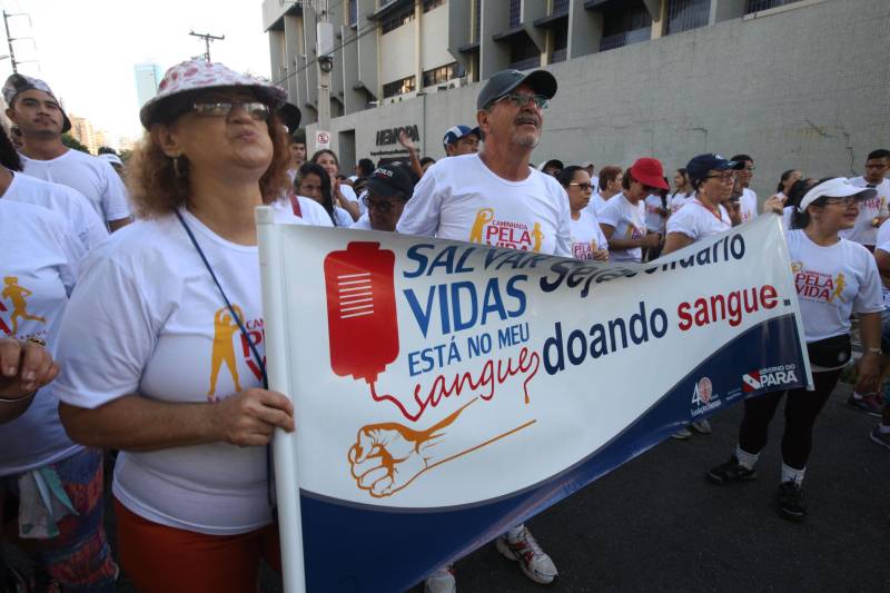 As principais avenidas do centro de Belém ganharam um tom especial e de solidariedade, neste domingo (25), com a “Caminhada pela Vida”, promovida pela Fundação Centro de Hemoterapia e Hematologia (Hemopa), em comemoração ao Dia Nacional do Doador Voluntário de Sangue, festejado na hemorrede brasileira, que é composta por 32 hemocentros.

FOTO: CARLOS SODRÉ/AG. PARÁ
DATA: 25.11.2018
BELÉM - PARÁ <div class='credito_fotos'>Foto: Carlos Sodré /Ag. Pa   |   <a href='/midias/2018/originais/c1aa4728-7723-4bab-a443-30866333f7ca.jpg' download><i class='fa-solid fa-download'></i> Download</a></div>