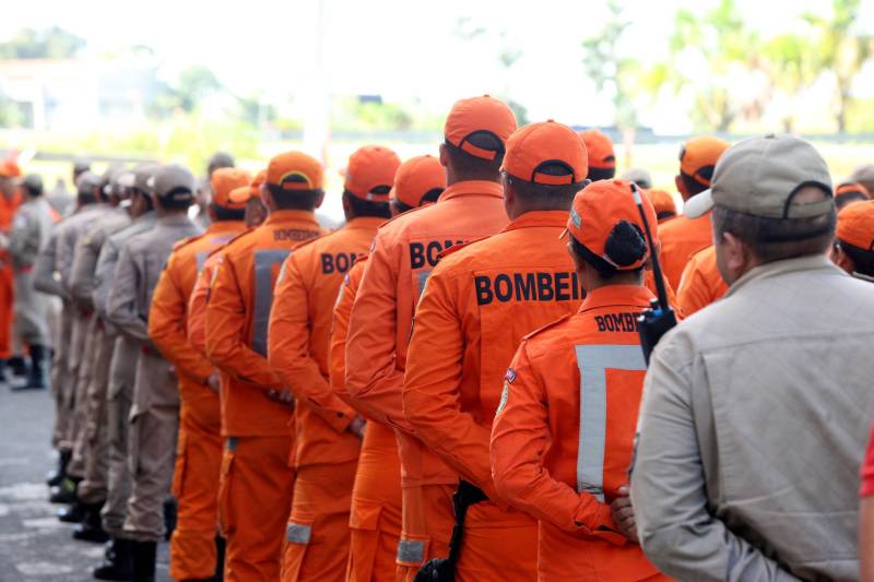 Estabelecimentos prestadores de serviços, condomínios, boates e casas noturnas serão vistoriados, nesta sexta-feira (11) e no sábado (12), pelo Corpo de Bombeiros do Pará com apoio da Polícia Militar. Juntos, os órgãos de segurança realizam a Operação Tiradentes II, deflagrada pelo Conselho Nacional de Comandantes Gerais dos Bombeiros e da PM em todo o país.
FOTO: SIDNEY OLIVEIRA / AG. PARÁ
DATA: 11.05.2018
BELÉM - PARÁ <div class='credito_fotos'>Foto: Sidney Oliveira/Ag. Pará | <a href='/midias/2018/originais/c1ae6442-5282-4863-976b-6df8b66f28a0.jpg' download><i class='fa-solid fa-download'></i> Download</a></div>