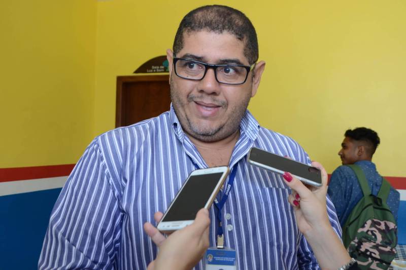Técnicos e gestores de Unidades Seduc na Escola (USEs) e Unidades Regionais de Educação (UREs), além de diretores e professores de escolas de todo o Pará, participaram na manhã desta terça-feira (06), no auditório da Escola Estadual de Educação Tecnológica Anísio Teixeira, em Belém, do dia nacional de mobilização em torno da Base Nacional Comum Curricular (BNCC) da educação infantil e do ensino fundamental. A data, marcada como o “Dia D de Discussão da BNCC” - documento que define os conhecimentos essenciais que todos os alunos da educação básica têm o direito de aprender -, foi instituída pelo Ministério da Educação (MEC), Conselho Nacional de Secretários de Educação (Consed), União Nacional de Dirigentes Municipais de Educação (Undime) e secretarias estaduais e municipais de Educação, para debater a estrutura e as competências do texto, homologado pelo MEC em dezembro do ano passado. Para a diretora de Ensino Infantil e Fundamental da Seduc, Marizete Martins, o “Dia D” representa apenas o início de uma mobilização que deverá reverberar o ano inteiro nas escolas estaduais e dos municípios, para que em 2019 as redes de ensino de ensino público do Estado e dos municípios possam contar com currículos escolares adaptados às novas exigências da BNCC. “A partir de hoje, todas as nossas escolas deverão desenvolver eventos e momentos semelhantes a esse, para que possamos, no ano que vem, implementar efetivamente a BNCC. Para isso, a Seduc estará à disposição das escolas, para ajudar no que for necessário”, informou Marizete Martins. Na foto, Carlos Miranda, coordenador do Centro de Formação de Profissionais da Educação Básica do Pará (Cefor), da Seduc.
FOTO: RAI PONTES / ASCOM SEDUC
DATA: 06.03.2018
BELÉM - PARÁ <div class='credito_fotos'>Foto: Rai Pontes/Ascom Seduc | <a href='/midias/2018/originais/c1b0fe20-9971-482a-80a3-6cde0ff8a05f.jpg' download><i class='fa-solid fa-download'></i> Download</a></div>