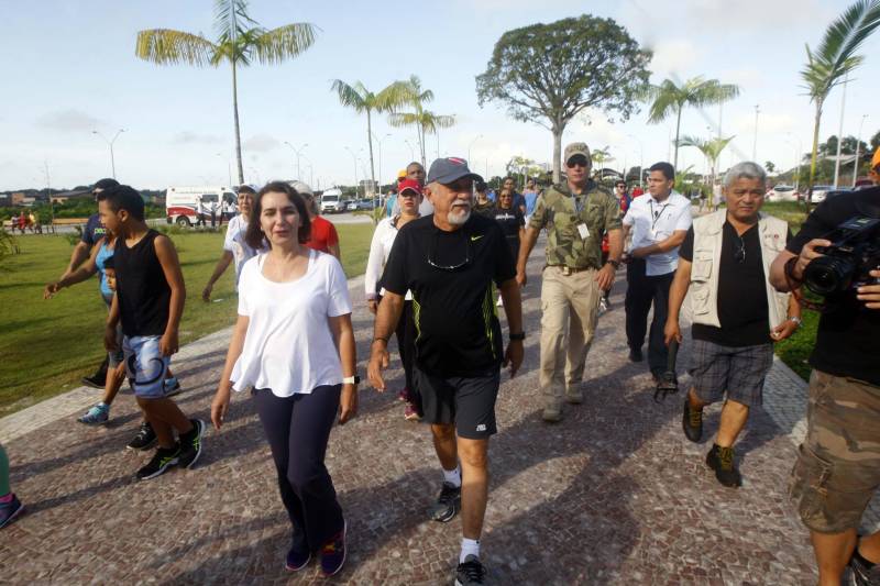 Uma reabertura feita a milhares de mãos. A fita inaugural colocada no inicio da trilha principal do Parque do Utinga foi rompida por mais de cinco mil pessoas ansiosas pelo inicio da caminhada, marcando o segundo dia da programação de reabertura do mais novo espaço paraense de lazer e interatividade com a natureza. Misturado aos populares, o governador Simão Jatene andou os quatro quilômetros que separam a entrada do parque ao seu ponto final, o Recanto da Volta.
FOTO: THIAGO GOMES / AG. PARÁ
DATA: 17.03.2018
BELÉM - PARÁ <div class='credito_fotos'>Foto: Thiago Gomes /Ag. Pará | <a href='/midias/2018/originais/c1b828bb-0aa6-4984-9541-118980807f08.jpg' download><i class='fa-solid fa-download'></i> Download</a></div>