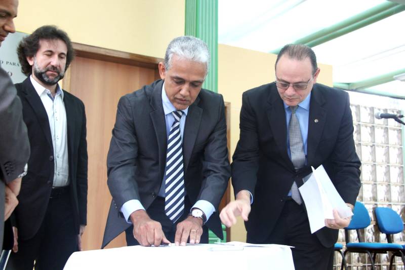 A parceria entre instituições governamentais e não governamentais foi celebrada e renovada, por mais um ano, nesta sexta-feira (13), na sede do Tribunal de Justiça do Estado (TJ/PA), em Belém. Com isso, adolescentes e jovens egressos do sistema socioeducativo do Pará vão continuar a ser atendidos pelo projeto “Reescrevendo Nossa História”. A iniciativa garante a reinserção de adolescentes egressos à sociedade, assegurando cidadania para aqueles em situação de vulnerabilidade social. Baseada no Termo de Concretização de Direitos Humanos, celebrado entre o Ministério Público do Trabalho e a Companhia Docas do Pará (CDP), por meio dessa iniciativa, as multas são revertidas em prol da reinserção de adolescentes egressos à sociedade, assegurando cidadania para adolescentes e jovens em situação de vulnerabilidade social. O projeto conta com oficinas e cursos para os egressos da Fundação de Atendimento Socioeducativo do Pará (Fasepa), do governo estadual e Fundação Papa João XXIII (Funpapa), da Prefeitura de Belém, para inseri-los no mercado de trabalho. Na foto, o titular da 3ª Vara da Infância e Juventude, juiz Wanderley Oliveira (c).

FOTO: TIAGO FURTADO / ASCOM FASEPA
DATA: 13.04.2018
BELÉM - PARÁ <div class='credito_fotos'>Foto: TIAGO FURTADO / ASCOM FASEPA   |   <a href='/midias/2018/originais/c1b950c9-3231-45cd-8b14-3899d41af2d0.jpg' download><i class='fa-solid fa-download'></i> Download</a></div>