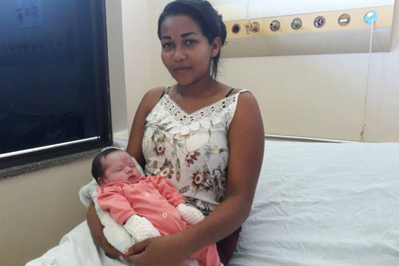 A auxiliar administrativo Ezama Piedade Furtado, 23 anos (foto), passou o Dia das Mães, neste domingo (13), com o mais precioso dos presentes: o filho, que nasceu de parto normal no último dia 5 na maternidade do Hospital Geral de Tailândia (HGT), no sudeste paraense, que realiza uma média mensal de 120 partos.
FOTO: ASCOM HGT
DATA: 11.05.2018
TAILÂNDIA - PARÁ <div class='credito_fotos'>Foto: ASCOM HGT TAILÂNDIA | <a href='/midias/2018/originais/c1c1fb57-8499-43ec-9cd5-90ea3793de37.jpg' download><i class='fa-solid fa-download'></i> Download</a></div>
