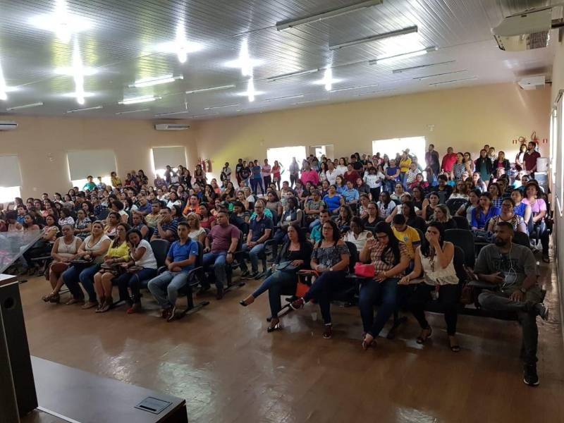 Mais de 300 servidores da Prefeitura Municipal de Marituba receberam (foto) na quarta-feira (20), a certificação dos cursos “Planejamento participativo na Escola”, “Coaching no Serviço Público” e “Cuidador de Alunos com Necessidades Especiais” promovidos pela Escola de Governança do Estado do Pará (EGPA).
FOTO: ASCOM / EGPA
DATA: 21.06.2018
BELÉM - PARÁ <div class='credito_fotos'>Foto: ASCOM EGPA | <a href='/midias/2018/originais/c1c2eb4a-0ca4-4a9b-9944-ed0963567db5.jpg' download><i class='fa-solid fa-download'></i> Download</a></div>