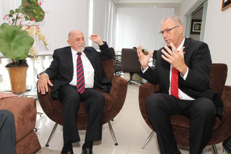 Segurança, tecnologia, educação e recursos hídricos foram alguns dos temas em pauta durante encontro entre o governador Simão Jatene (e) e o embaixador de Israel no Brasil, Yossi Shelley (d), na tarde desta quarta-feira (13), no Palácio do Governo, em Belém. A reunião também contou presença do presidente do Centro Israelita do Pará, Marcos Soares e dos representantes da comunidade israelita, Ana Bentes Bloch e Elias Ramiro Bentes. Com a visita, o País do oriente médio busca estreitar as relações com o Estado e iniciar a construção de parcerias e cooperações em setores estratégicos como ciência, tecnologia e conhecimento. Entre os temas debatidos está a questão da segurança. Israel possui, por exemplo, uma grande expertise em tecnologias utilizadas na área. “Temos um grande conhecimento no que diz respeito à tecnologia para a segurança. Apresentamos algumas utilizadas em nosso País, como softwares de monitoramento, rastreamento, entre outros, que podem ser interessantes para o governo do Pará”, afirmou o embaixador Yossi Shelley. As possibilidades de contribuição também incluem intercâmbios e capacitação profissional na área.

FOTO: CRISTINO MARTINS / AG. PARÁ
DATA: 13.06.2018
BELÉM - PARÁ <div class='credito_fotos'>Foto: Cristino Martins/Ag. Pará   |   <a href='/midias/2018/originais/c1c98f09-9fc8-4d10-9b55-d22dbad4e13c.jpg' download><i class='fa-solid fa-download'></i> Download</a></div>