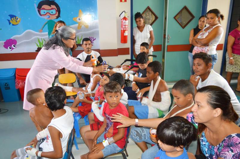 O professor Antônio Sousa, de 40 anos, está internado no Hospital Metropolitano de Urgência e Emergência, na Região Metropolitana de Belém, onde se recupera de um acidente no município de Garrafão do Norte, no nordeste paraense, onde reside. As comemorações tiveram início na quarta-feira (28) e foram direcionadas aos pacientes infantis da Clínica Pediátrica e do Centro de Tratamento de Queimados (CTQ).
FOTO: ASCOM HMUE
DATA: 30.03.2018
ANANINDEUA - PARÁ <div class='credito_fotos'>Foto: ASCOM HMUE | <a href='/midias/2018/originais/c1ce5ffd-b6cf-4059-a0ca-a457a2c74b24.jpg' download><i class='fa-solid fa-download'></i> Download</a></div>