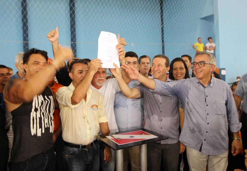 O governador Simão Jatene, na manhã deste sábado (14), no município de Castanhal, nordeste do Pará, assinou oficialmente a lei que regulamenta o serviço de transporte alternativo intermunicipal de passageiros. A cerimônia ocorreu no ginásio Loyola Passarinho.

FOTO: CRISTINO MARTINS / AG. PARÁ
DATA: 14.04.2018
CASTANHAL - PARÁ <div class='credito_fotos'>Foto: Cristino Martins/Ag. Pará   |   <a href='/midias/2018/originais/c1e41596-c3c9-4399-90b7-1edcab56e5fe.jpg' download><i class='fa-solid fa-download'></i> Download</a></div>
