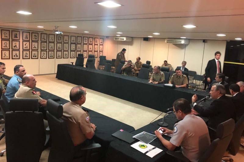 Na da última terça-feira (12), em Brasília, o comandante geral da Polícia Militar do Pará, coronel Hilton Benigno participou da reunião (foto) com o ministro extraordinário de Segurança Pública, Raul Jungmann, juntamente com demais representantes regionais das Polícias Militares do restante do Brasil. O comandante da PM paraense representou os comandantes da região norte na reunião ocorrida na sede do ministério. Na ocasião, o ministro Jungmann, acompanhado de assessores, apresentou detalhes da implantação do Sistema Único de Segurança Pública (Susp), sancionado pelo presidente Michel Temer no dia 11 do mês passado. O Susp tem a estimativa de repasse no valor de R$ 800 milhões e os estados, municípios e Distrito Federal terão dois anos para elaborar e implantar os planos como forma de acesso aos recursos que devem ser repassados via recursos apurados pelas loterias.

FOTO: ASCOM / SEGUP
DATA: 13.06.2018
BELÉM - PARÁ <div class='credito_fotos'>Foto: Ascom PMPA   |   <a href='/midias/2018/originais/c1e64bfe-f96b-4d46-9688-d6993a4455a4.jpg' download><i class='fa-solid fa-download'></i> Download</a></div>