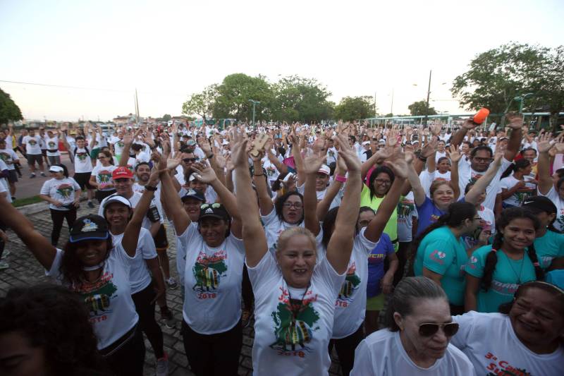 “Foi uma semana produtiva, de muito trabalho, de interação com a sociedade, e culminou com a caminhada sustentável (foto), que por sua vez foi extremamente bem-sucedida para mostrarmos que sustentabilidade também envolve saúde”. As palavras do titular da Secretaria de Estado de Meio Ambiente e Sustentabilidade (Semas), Thales Belo, encerraram uma programação vasta do Governo do Pará em alusão à Semana Mundial do Meio Ambiente.

FOTO: SIDNEY OLIVEIRA / AG. PARÁ
DATA: 09.06.2018
BELÉM - PARÁ <div class='credito_fotos'>Foto: Sidney Oliveira/Ag. Pará   |   <a href='/midias/2018/originais/c1edc260-aece-481a-aa64-30b05f9c536f.jpg' download><i class='fa-solid fa-download'></i> Download</a></div>