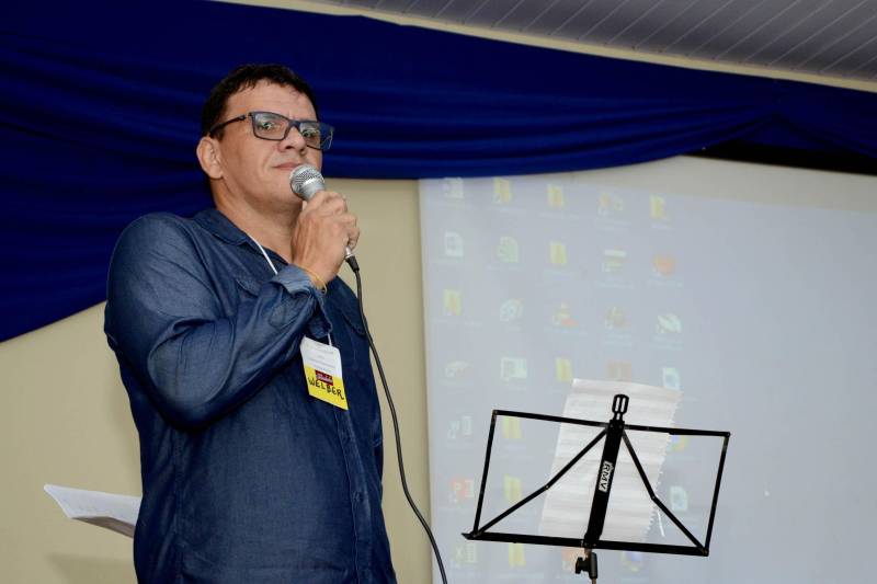 Com a temática “Revendo Práticas: Integrando Saberes” iniciou nesta terça-feira (27), a Jornada Pedagógica da Unidade Seduc na Escola (USE 11), no distrito de Icoaraci, em Belém. O evento reúne gestores de escolas e educadores para discutirem como é possível, por meio do Projeto Político Pedagógico (PPP), as escolas avançarem em suas atividades pedagógicas com foco na aprendizagem dos alunos. A jornada prosseguirá até quarta-feira (28). Os participantes das escolas de Icoaraci e das Ilhas de Belém tiveram uma programação com foco na atualização do Projeto Político Pedagógico (PPP) à luz da Base Nacional Comum Curricular (BNCC). Para o gestor da USE 11, Welber Amorim (foto), “o PPP é a alma da escola, porque nele estão todos os projetos e programas da unidade escolar”. O objetivo da Jornada, de acordo com Amorim, é integrar as escolas, verificar o que elas estão desenvolvendo em atividades e, a partir daí, promover a troca de experiências exitosas entre os gestores de escolas.
FOTO: ELISEU DIAS / ASCOM SEDUC
DATA: 27.02.2018
BELÉM - PARÁ
<div class='credito_fotos'>Foto: Eliseu Dias / Ascom Seduc | <a href='/midias/2018/originais/c1ef9f25-3cce-408b-b538-ad9a8d39e410.jpg' download><i class='fa-solid fa-download'></i> Download</a></div>