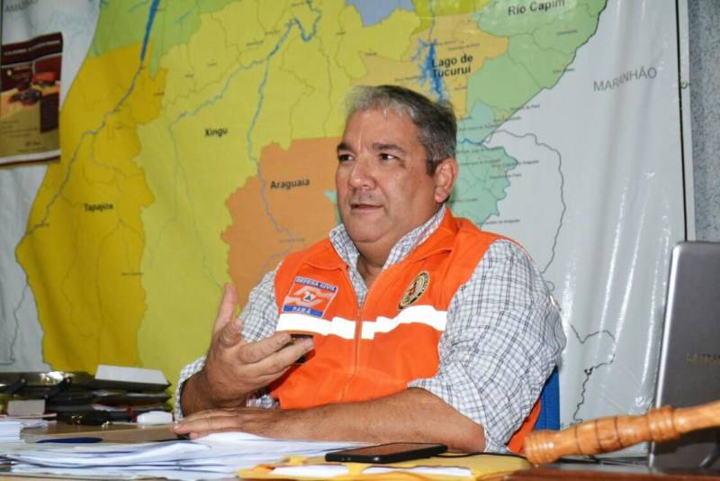 Para prevenir e orientar a população sobre procedimentos a serem tomados em caso de riscos de desastres naturais, a Defesa Civil do Estado do Pará passou a utilizar, no mês fevereiro, a plataforma SMS, que deverá fazer o envio de mensagens de orientações à população em situações, como de enxurradas, por exemplo. Desde que começou a operar, em fevereiro do ano passado nas regiões sul e sudeste do país, o programa já cadastrou 2,6 milhões de cidadãos e encaminhou 48 milhões de mensagens. No Pará, a expectativa é a de atender, principalmente, as áreas com maior incidência de fenômenos naturais. O projeto é coordenado pelo Centro Nacional de Gerenciamento de Riscos e Desastres (Cenad), do Ministério de Integração em parceria com a Defesa Civil dos Estados, Agência Nacional de Telecomunicações (Anatel) e operadoras de telefonia. Na foto, coordenador Estadual da Defesa Civil, coronel Augusto Cantuária.
FOTO: ASCOM / CBMPA
DATA: 02.03.2018
BELÉM - PARÁ <div class='credito_fotos'>Foto: ASCOM / CBMPA | <a href='/midias/2018/originais/c1f53a91-cd0f-4b73-a6ce-e0f0e29cf825.jpg' download><i class='fa-solid fa-download'></i> Download</a></div>