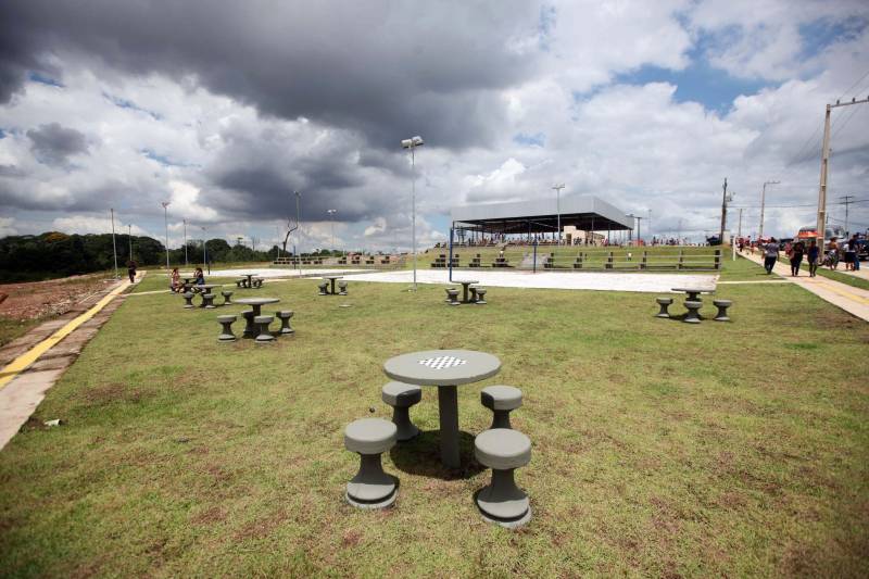 O governo do Pará, por meio da Companhia de Habitação do Pará (Cohab) entregou, neste sábado (24), as chaves dos 4 mil apartamentos do Residencial Viver Melhor Marituba. O local passa a ser, agora, a moradia de mais de 15 mil pessoas que aguardavam pelo empreendimento. Desde o início da manhã, servidores da Cohab estavam a postos, na quadra de esportes do Residencial, organizando a entrega das chaves dos apartamentos. A Companhia de Saneamento do Pará (Cosanpa) também atendia os novos moradores, que já podiam realizar o cadastro de suas unidades de consumo para ligação do fornecimento de água.
FOTO: THIAGO GOMES / AG PARÁ
DATA: 24.02.2018
MARITUBA - PARÁ <div class='credito_fotos'>Foto: Thiago Gomes /Ag. Pará | <a href='/midias/2018/originais/c1f86467-8bfb-466d-a92c-ba5dbf88a99e.jpg' download><i class='fa-solid fa-download'></i> Download</a></div>