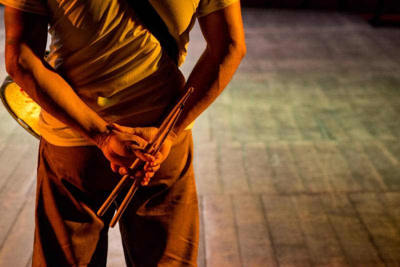 João*, de 17 anos, é natural de Bragança, nordeste do Pará. Há sete meses cumpre medida socioeducativa em uma unidade de internação do Estado após cometer um ato infracional no município onde reside. Mas na manhã desta terça-feira (5), em Belém, pôde vivenciar uma experiência inédita: participou de um espetáculo de teatro (foto) diante de dezenas de pessoas que se reuniram no Teatro Margarida Schivasappa, ao lado de outros 30 adolescentes e jovens privados de liberdade. Uma iniciativa pioneira no país que busca promover a ressocialização por meio da arte, fruto das atividades e oficinas pedagógicas realizadas dentro de espaços gerenciados pela Fundação de Atendimento Socioeducativo do Pará (Fasepa). “Eu nunca tinha vindo em um teatro e isso ficará marcado em mim”, disse o socioeducando. Tímido, ele revelou a vontade de deixar para trás os erros cometidos e seguir um futuro completamente novo, com os primeiros passos sendo dados hoje. “Isso despertou algo dentro de mim, pensar na minha vida e em sair do mundo das drogas. Quem sabe me tornar um ator?” divagou.

FOTO: FERNANDO SETTE / ASCOM IOE
DATA: 05.06.2018
BELÉM - PARÁ <div class='credito_fotos'>Foto: FERNANDO SETTE CÂMARA / ASCOM IOE   |   <a href='/midias/2018/originais/c2002602-1b13-467e-a4db-ad5506cf9698.jpg' download><i class='fa-solid fa-download'></i> Download</a></div>