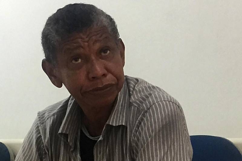 O aposentado Gilmar Araújo, de 60 anos (foto), afirma que nessa época de chuva toma todas as precauções possíveis para evitar a gripe e outras viroses. “Mantenho sempre a casa limpa. Evito que qualquer tipo de objeto que acumule água para que não haja a proliferação do mosquito Aedes aegypti”, assegura.
FOTO: ASCOM HJB
DATA: 14.01.2018
BELÉM - PARÁ <div class='credito_fotos'>Foto: ASCOM HJB | <a href='/midias/2018/originais/c200e00c-6ecc-4e42-920d-3e04c1017f11.jpg' download><i class='fa-solid fa-download'></i> Download</a></div>