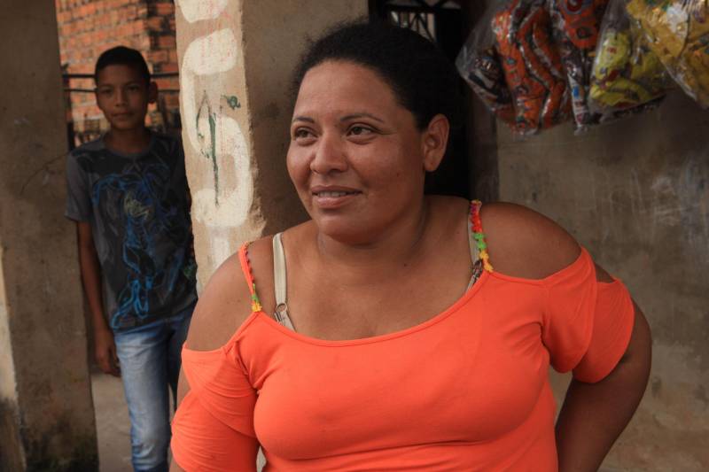 “Isso é uma bênção”. A afirmação é de Marília Gabriela do Rosário (foto), ao falar da rua asfaltada em frente a sua casa em Deolândia, distrito do município de São João da Ponta. “Antigamente era muita poeira. É um privilégio ter o asfalto na porta de casa, não é?”, festejou a moradora.

FOTO: RODOLFO OLIVEIRA / AG. PARÁ
DATA: 13.06.2018
SÃO JOÃO DA PONTA - PARÁ <div class='credito_fotos'>Foto: Rodolfo Oliveira/Ag. Pará   |   <a href='/midias/2018/originais/c20441ef-6593-4fb3-a5a5-45c252316805.jpg' download><i class='fa-solid fa-download'></i> Download</a></div>