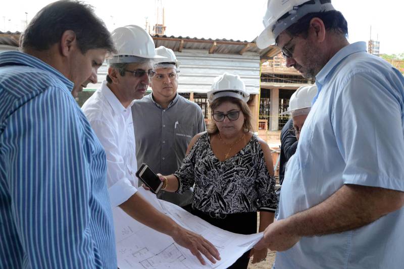 Obras de reforma e ampliação de 18 escolas na capital e no interior do Estado estão em fase de conclusão. Além das escolas, está sendo reformada a sede da Secretaria de Estado de Educação (Seduc). Nesta sexta-feira (6), a secretária Ana Claudia Hage, visitou a obra na Rodovia Augusto Montenegro (foto), que inclui a construção de um edifício de quatro andares, um auditório com 400 lugares e um restaurante. A obra da sede da Seduc faz parte, também, do Programa de Melhoria da Qualidade e Expansão da Cobertura da Educação Básica do Estado do Pará, que a secretaria está executando, e que abriga cerca de 120 projetos de novas escolas, reformas e ampliações.
FOTO: RAI PONTES / ASCOM UEPA
DATA: 06.04.2018
BELÉM - PARÁ <div class='credito_fotos'>Foto: Rai Pontes/Ascom Seduc | <a href='/midias/2018/originais/c209f728-2e58-4131-bc3e-6114e1295a87.jpg' download><i class='fa-solid fa-download'></i> Download</a></div>