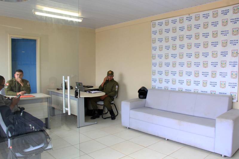 O município de Sapucaia recebeu nesta quarta-feira, 5, uma Unidade Integrada Pro Paz (UIPP). Um investimento do Governo do Estado de R$ 1.134.131,00. Segundo o Secretário de Estado de Segurança Pública, Luiz Fernandes, afirma que já mais de 80 novas UIPP’s no Pará, com as reformadas e reestruturadas esse número chega a 120 unidades. O titular da SEGUP destaca que o mais importante não é a estrutura física, mas o conceito empregado. De Sapucaia, a comitiva foi para Redenção(foto) onde inaugurou o 7º Batalhão de Polícia Militar, uma obra orçada em R$ 2.808.000,00. Atualmente o BPM conta com 145 policiais, 6 viaturas incluindo a Patrulha Rural e 12 motocicletas. O Comandante do Batalhão, o Major José Ricardo Chaves, informou que a maior ocorrência no município são roubos de motos, mas pontuou que a maior parte dos veículos é encontrada pela PM na cidade e cidades vizinhas.

FOTO: RODOLFO OLIVEIRA / AG PARÁ
DATA: 05.12.2018
REDENÇÃO - PARÁ <div class='credito_fotos'>Foto: Rodolfo Oliveira/Ag. Pará   |   <a href='/midias/2018/originais/c20a5b63-0ac2-4da8-925b-81c08736e67d.jpg' download><i class='fa-solid fa-download'></i> Download</a></div>