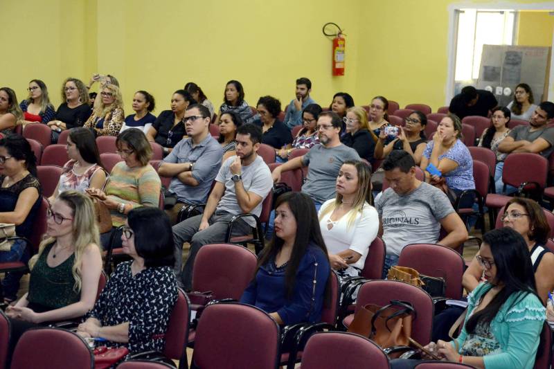 O Pará possui 7.983 alunos atendidos pela Educação Especial matriculados regularmente na rede estadual de ensino. Destes, 1.187 alunos possuem Transtorno de Espectro Autista (TEA). Nesta quinta-feira (5), o Governo do Estado, por meio da Secretaria de Estado de Educação (Seduc), apresentou os avanços nas políticas públicas voltadas ao atendimento de alunos com autismo durante sessão especial na Câmara Municipal de Belém. Mediante as ações articuladas e integradas, a Coordenadoria de Educação Especial (COEES) participa ativamente para a organização da Educação Especial em escolas da rede estadual de ensino pertencentes a Unidades Regionais de Educação (UREs) e Unidades Seduc na Escola (USEs), contribuindo para o cumprimento da meta quatro do Plano Estadual de Educação e seguindo as diretrizes que regem a política de Educação Especial na Perspectiva da Educação Inclusiva. Na foto, evento na escola estadual Anísio Teixeira.
FOTO: ELISEU DIAS / ASCOM SEDUC
DATA: 05.04.2018
BELÉM - PARÁ <div class='credito_fotos'>Foto: Eliseu Dias / Ascom Seduc | <a href='/midias/2018/originais/c20d5217-4fb7-4a22-8ba6-3a20bd4289b5.jpg' download><i class='fa-solid fa-download'></i> Download</a></div>
