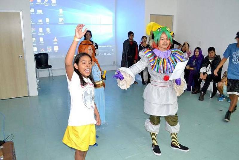 O grupo +GEEK, por meio de uma parceria com a Fundação Cultural do Pará (FCP), realizará o evento de cultura nerd +HERO DAY, com oficinas, palestras e jogos à disposição do público, gratuitamente. A programação começará na quinta-feira (22), das 14 às 19 h, e será encerrada no sábado (24). Os termos nerd e geek já fazem parte da realidade da maioria dos jovens, e estão inseridos em um dos mercados que mais crescem no mundo. Referem-se a jogos, histórias em quadrinhos, livros, filmes e séries, geralmente ligados à fantasia ou ficção científica. As fantasias, ou cosplays, também ganham destaque em eventos como esse, quando os frequentadores se vestem como seus personagens preferidos.
FOTO: ASCOM / FCP
DATA: 20.03.2018
BELÉM - PARÁ <div class='credito_fotos'>Foto: ASCOM FCP | <a href='/midias/2018/originais/c214d4ff-5e30-46a8-887d-9652dbc7fae9.jpg' download><i class='fa-solid fa-download'></i> Download</a></div>