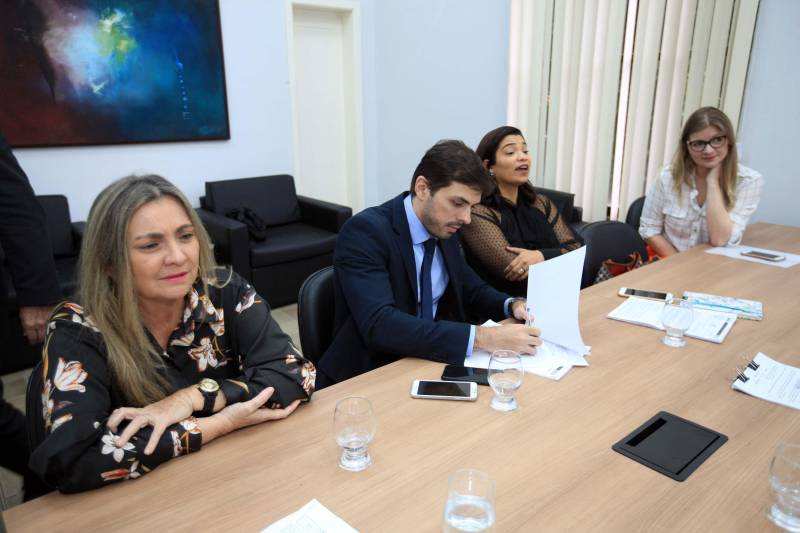 Foi instalado, nesta quarta-feira, 28, durante reunião na sede da Procuradoria-Geral do Estado (PGE/PA), em Belém, o Comitê Interinstitucional de Recuperação de Ativos do Estado do Pará (Cira/PA). O Decreto nº 1.954, que instituiu o grupo de trabalho, foi publicado no Diário Oficial do Estado no dia 5 de janeiro de 2018. Com a atuação do Comitê, o Governo do Estado pretende recuperar bens e direitos obtidos ilegalmente, por meio de ações judiciais e administrativas, além daquelas que visem acautelar o patrimônio público, apurar e reprimir os crimes contra a ordem tributária e a lavagem de dinheiro, com enfoque especial na recuperação de ativos, promovendo ações que resultem na responsabilização administrativa, civil e criminal dos envolvidos.
FOTO: MÁCIO FERREIRA / AG. PARÁ
DATA: 28.02.2018
BELÉM - PARÁ <div class='credito_fotos'>Foto: MÁCIO FERREIRA/ AG. PARÁ | <a href='/midias/2018/originais/c21bf3d0-e6ce-4421-8dc0-a13d99a308dc.jpg' download><i class='fa-solid fa-download'></i> Download</a></div>