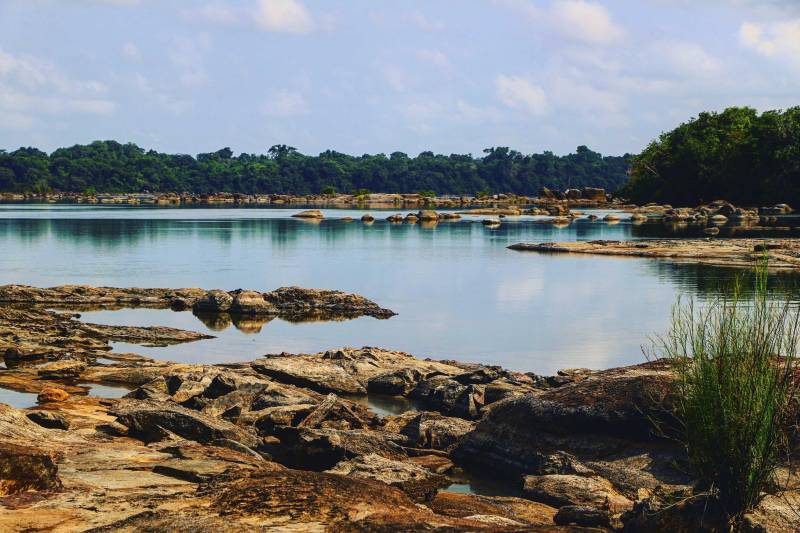 Uma viagem a trabalho para a Região do Xingu, no oeste do Pará, pode ser uma boa ocasião para conhecer belas paisagens, com trilhas, cachoeiras e cavernas guardadas entre a imensidão verde da floresta. Se for neste período do ano melhor ainda, pois a frequência de chuvas aumenta o volume de água das cachoeiras, deixando o cenário mais exuberante e ideal para um mergulho, com o devido registro para exibir aos amigos nas redes sociais. Na foto, região conhecida como Volta Grande do Xingu.
FOTO: WILSON SOARES
DATA: 21.04.2018
BRASIL NOVO - PARÁ <div class='credito_fotos'>Foto: WILSON SOARES | <a href='/midias/2018/originais/c2215010-a8ed-4dfd-836c-caa6c6a0cd1f.jpg' download><i class='fa-solid fa-download'></i> Download</a></div>