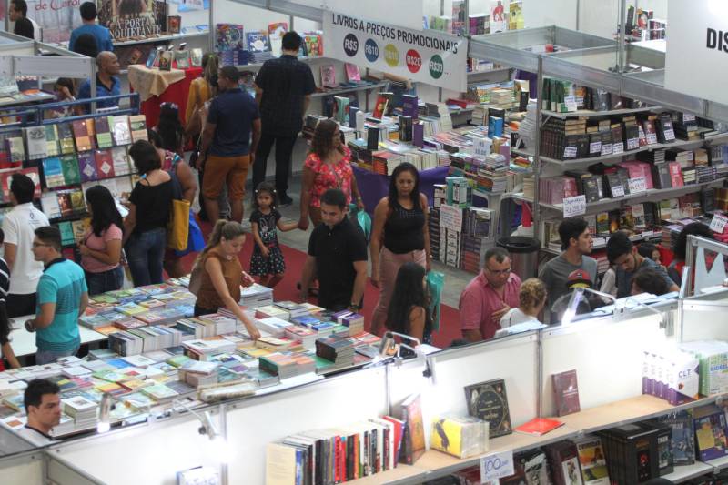 Corredores do Hangar Centro de Convenções durante a XXII Feira Pan-Amazônica do Livro, que começou neste sábado (2), em Belém. Um grande público compareceu ao segundo dia da feira, aproveitando as atrações culturais e as exposições nos estandes de livros na tarde de domingo.
FOTO: CRISTINO MARTINS / AG. PARÁ
DATA: 03.06.2018
BELÉM - PARÁ <div class='credito_fotos'>Foto: Cristino Martins/Ag. Pará | <a href='/midias/2018/originais/c223db11-71d2-40c0-a06d-b393d90ba373.jpg' download><i class='fa-solid fa-download'></i> Download</a></div>