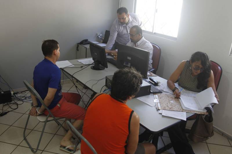 A Superintendência do Sistema Penitenciário do Estado (Susipe) realiza durante todo o mês de junho um mutirão (foto) com atendimento social, judiciário e de saúde no Complexo Prisional de Marituba, onde estão localizados os Presídios Estaduais Metropolitanos I, II e III. Nesta quarta-feira (13) a ação ocorreu no PEM II. O objetivo do mutirão é realizar um atendimento multidisciplinar para identificar as situações jurídicas, sociais, de saúde e educação de todos os 495 detentos custodiados no local. “Agora, os mutirões ficaram mais dinâmicos, pois iremos realizar um atendimento multidisciplinar envolvendo as diversas áreas de atuação da Susipe. Na parte jurídica será feito a atualização do nosso sistema de controle prisional, durante o atendimento ao preso. No setor social iremos avaliar se o preso tem seus documentos válidos, e iremos providenciar a emissão de quem não os possui. Vamos avaliar, também, a escolaridade e providenciar estudo para os presos que quiserem dar continuidade a sua formação, além de acelerar os atendimentos médicos, psicossociais e odontológicos na unidade prisional”, explicou Waléria Albuquerque, coordenadora do mutirão.

FOTO: AKIRA ONUMA / ASCOM SUSIPE
DATA: 13.06.2018
BELÉM - PARÁ <div class='credito_fotos'>Foto: Akira Onuma / Ascom Susipe   |   <a href='/midias/2018/originais/c227a1fa-4e93-41f6-af5f-1515d91df3be.jpg' download><i class='fa-solid fa-download'></i> Download</a></div>