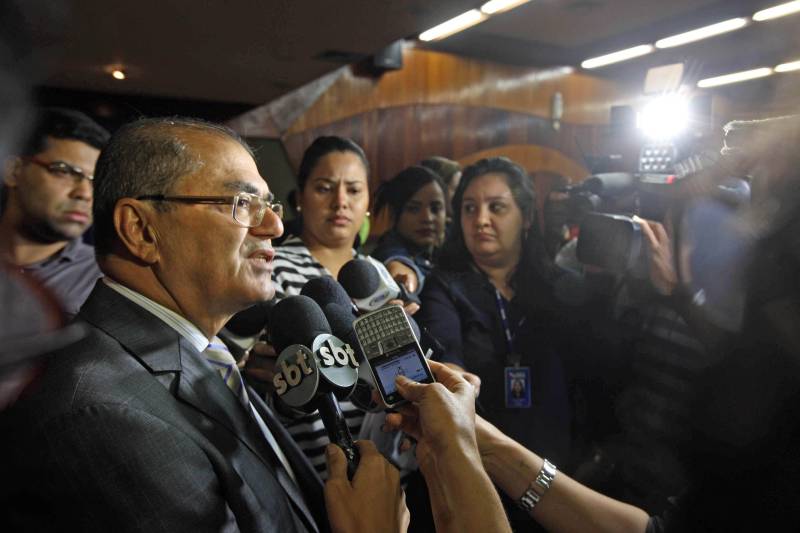 Foi iniciada, ainda na noite da segunda-feira (9), uma operação de reforço policial nas ruas da capital paraense e dos demais municípios da Região Metropolitana de Belém (RMB). O maior efetivo nas ruas foi colocado logo após as mortes registradas ao longo daquele dia. As investigações iniciaram e as vítimas já foram identificadas. Além disso, uma sala de situação foi implantada no Centro Integrado de Operações (Ciop) para traçar e definir metas para as operações, comandada pela Secretaria de Estado de Segurança Pública e Defesa Social (Segup). Essas informações foram divulgadas na terça-feira (10) em coletiva de imprensa, na sede da Delegacia Geral da Polícia Civil, em Belém. Entre as 13 mortes registrados na segunda-feira está a do policial militar Joaquim Nunes Silva. Os outros 12 eram civis e apenas um ainda não foi identificado ainda. E 9 dos 12 civis têm passagem pela polícia. Na foto, o secretário de segurança pública Luiz Fernandes.
FOTO: SIDNEY OLIVEIRA / AG. PARÁ
DATA: 10.04.2018
BELÉM - PARÁ <div class='credito_fotos'>Foto: Sidney Oliveira/Ag. Pará | <a href='/midias/2018/originais/c228afa2-e1df-4833-84fb-1cf54a000092.jpg' download><i class='fa-solid fa-download'></i> Download</a></div>