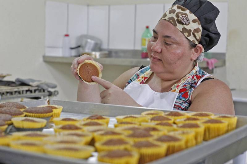 Quinze Internas custodiadas no Centro de Recuperação Feminino (CRF), localizado em Ananindeua (Região Metropolitana de Belém), participaram do curso “Preparo de Bolos Tradicionais”. Ediana Souza, 39 anos (foto), que já havia participado do curso de Panificação, se destacou no preparo de bolos. Ela disse que pretende se especializar e trabalhar como cake design (decoradora de bolos).

FOTO: AKIRA ONUMA / ASCOM SUSIPE
DATA: 29.11.2018
ANANINDEUA - PARÁ <div class='credito_fotos'>Foto: Akira Onuma / Ascom Susipe   |   <a href='/midias/2018/originais/c228d76c-239e-4d2a-9ced-f4ed045bb9ee.jpg' download><i class='fa-solid fa-download'></i> Download</a></div>