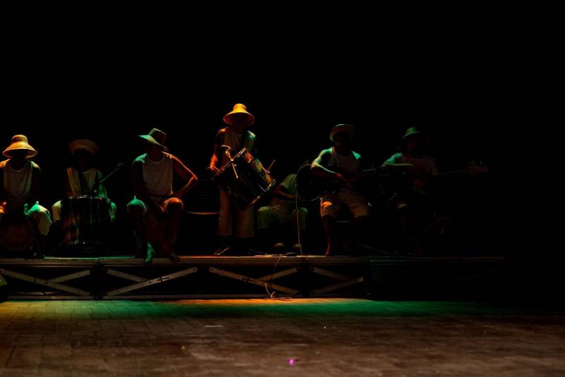 João*, de 17 anos, é natural de Bragança, nordeste do Pará. Há sete meses cumpre medida socioeducativa em uma unidade de internação do Estado após cometer um ato infracional no município onde reside. Mas na manhã desta terça-feira (5), em Belém, pôde vivenciar uma experiência inédita: participou de um espetáculo de teatro (foto) diante de dezenas de pessoas que se reuniram no Teatro Margarida Schivasappa, ao lado de outros 30 adolescentes e jovens privados de liberdade. Uma iniciativa pioneira no país que busca promover a ressocialização por meio da arte, fruto das atividades e oficinas pedagógicas realizadas dentro de espaços gerenciados pela Fundação de Atendimento Socioeducativo do Pará (Fasepa). “Eu nunca tinha vindo em um teatro e isso ficará marcado em mim”, disse o socioeducando. Tímido, ele revelou a vontade de deixar para trás os erros cometidos e seguir um futuro completamente novo, com os primeiros passos sendo dados hoje. “Isso despertou algo dentro de mim, pensar na minha vida e em sair do mundo das drogas. Quem sabe me tornar um ator?” divagou.

FOTO: FERNANDO SETTE / ASCOM IOE
DATA: 05.06.2018
BELÉM - PARÁ <div class='credito_fotos'>Foto: FERNANDO SETTE CÂMARA / ASCOM IOE   |   <a href='/midias/2018/originais/c2375077-a335-4957-aed8-b8fcdc157a59.jpg' download><i class='fa-solid fa-download'></i> Download</a></div>