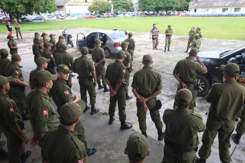 “A sociedade está prestes a receber novos policiais, profissionais prontos e treinados para defender o cidadão. Mesmo ainda não tendo encerrado o curso, já me sinto um PM. A instituição pode ter certeza que estarei sempre de pronto-emprego para atender no que ela precisar de mim”. A fala do aluno do Centro de Formação, dita nesta segunda-feira (7) durante uma aula do Curso de Formação e Aperfeiçoamento de Praças (CFAP) da Polícia Militar do Pará, demonstra o sentimento dos cerca de 2 mil homens e mulheres que estão próximos de encerrar o curso e iniciar seus trabalhos nas ruas. Em Belém, na sede do CFAP, estão em fase de conclusão da formação, cerca de 500 alunos (foto), entre homens e mulheres. Já no interior do Estado, outros 1. 500 passam pelo curso que também acontece nos municípios Conceição do Araguaia, Itaituba, Santarém, Marabá, Parauapebas, Castanhal, Santa Izabel do Pará, Tucuruí, Paragominas, Capanema, Bragança, Altamira, Barcarena, Soure e Breves. A previsão é que no início de agosto deste ano, todos já estejam efetivamente nas ruas. Aprovados no último concurso público da instituição, os futuros policiais estão desde outubro de 2017 participando de um novo modelo formação. De acordo com o major Arthur Silva, sub-comandante do CFAP, a mudança na grade do curso quase dobrou o número de horas aula.
FOTO: RODOLFO OLIVEIRA / AG. PARÁ
DATA: 08.05.2018
BELÉM - PARÁ <div class='credito_fotos'>Foto: Rodolfo Oliveira/Ag. Pará | <a href='/midias/2018/originais/c23c0503-8d4f-4254-bc54-55d8c2ef4110.jpg' download><i class='fa-solid fa-download'></i> Download</a></div>