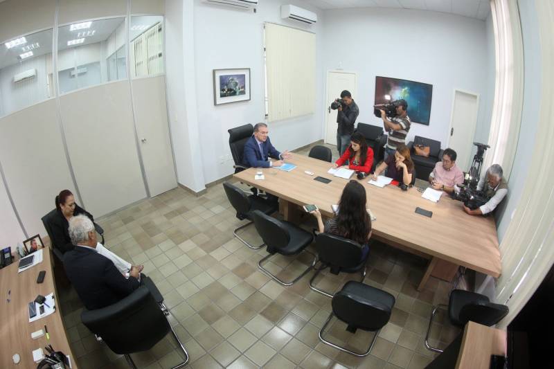 O procurador-geral do Estado do Pará, Ophir Cavalcante Junior, apresentou nesta quarta-feira (22), na sede da instituição, em Belém, o Manual de Orientações - Eleições 2018, produzido pela equipe da Procuradoria Consultiva da PGE-PA, com o apoio de técnicos, assessores e estagiários que atuam no órgão. O objetivo é contribuir para o bom funcionamento do processo eleitoral. A cartilha contém orientações a respeito de diretrizes sobre práticas administrativas corretas no período eleitoral, a fim de compatibilizar o funcionamento do Estado às normas e vedações capituladas nas diversas legislações que regem as eleições.
FOTO: THIAGO GOMES / AG PARÁ
DATA:22.02.2018
BELÉM - PARÁ <div class='credito_fotos'>Foto: Thiago Gomes /Ag. Pará | <a href='/midias/2018/originais/c2460ac1-ccbd-4e2a-a62e-e2e60dba7130.jpg' download><i class='fa-solid fa-download'></i> Download</a></div>
